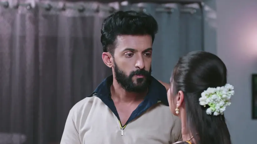 Sharath Saves Durga from a Fall - Naa Ninna Bidalaare