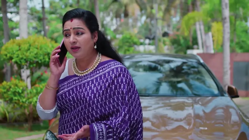 Ambika Has a Word with Kochammini - Akale