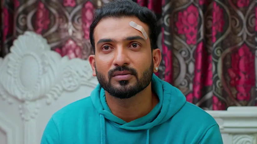 மித்ராவுக்கு ஒரு விபத்து ஏற்படுகிறது