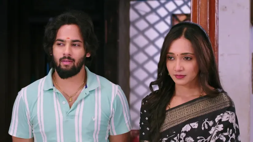 Astrology Clash Unnerves Varadaraja - Shravani Subramanya