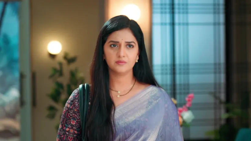 Mallika Sets Out to Leave the House- Veen Doghatli Hi Tutena