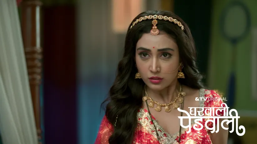 Jeetu Applies Vermilion to Latika