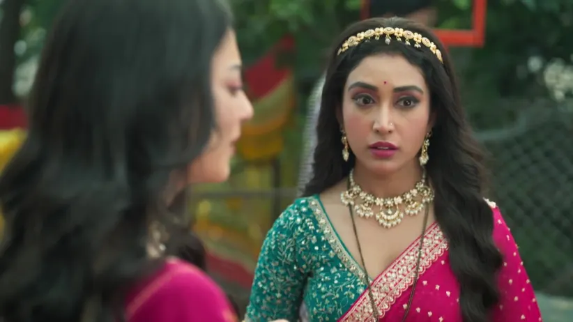 Saavi Asks Latika about Her Husband - Gharwali Pedwali