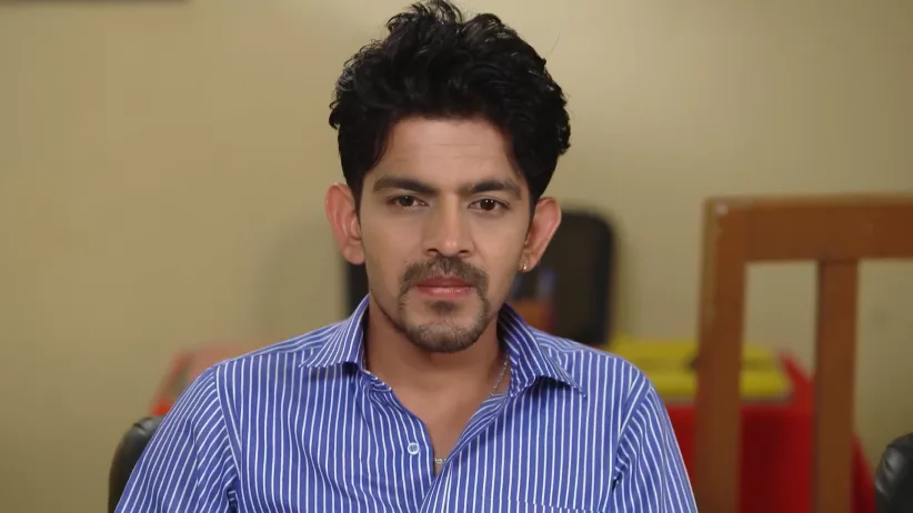 The Police Officer Questions Akshay - Tuma Bina