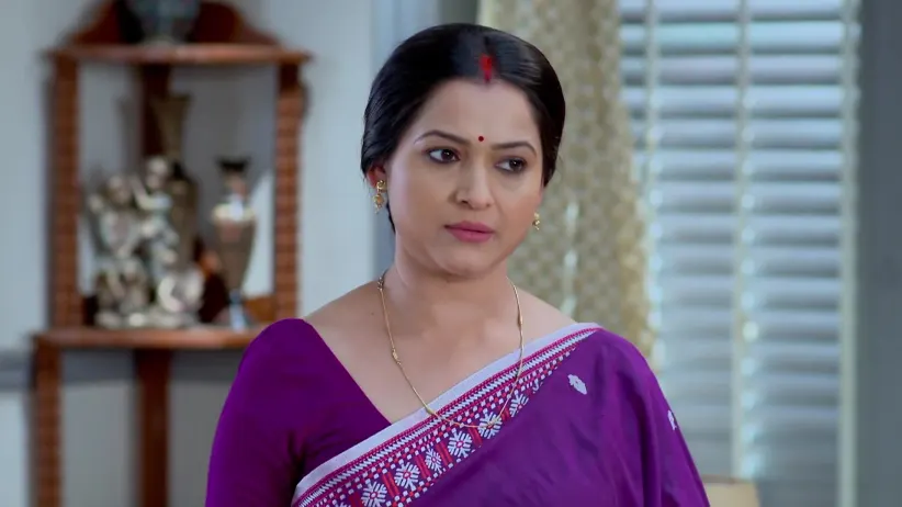 Lajbonti Is Happy to See the New Mirror - Kone Dekhaa Alo