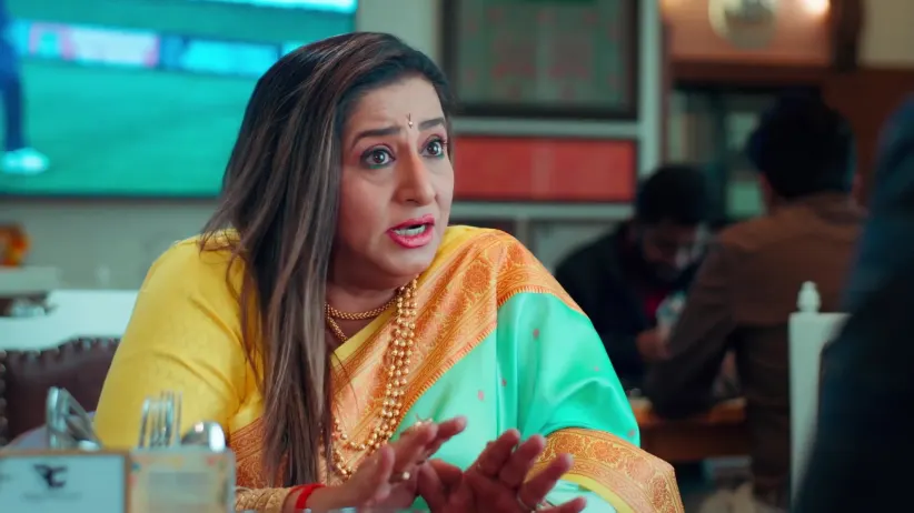 Mallika Presents a Proposal to Anand - Veen Doghatli Hi Tutena