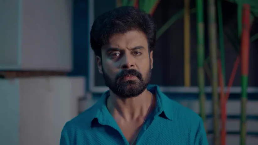 Menon's Man Entrusts Prithvi with a Task - Durga