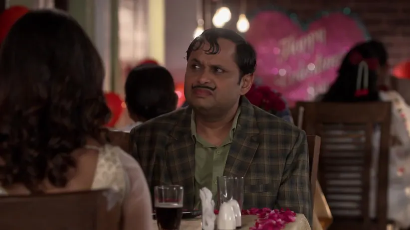 Rajesh Catches Happu with Chepika in the Restaurant - Happu Ki Ultan Paltan