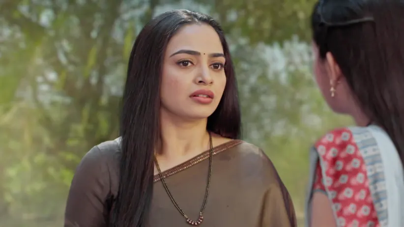 Meera Recounts the Events to Ambika - Tula Japnar Aahe