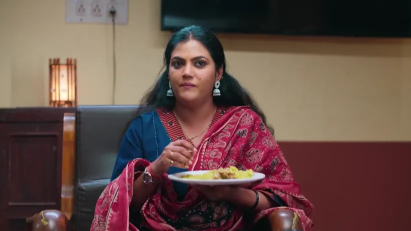 Bhoomika Wins Hearts with Her Cooking - Amruthadhaare