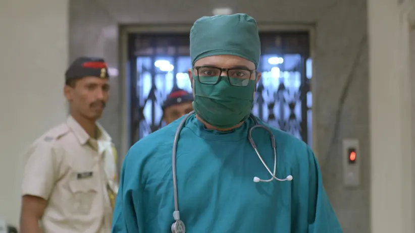 Gopal Reaches Saket Disguised as a Doctor