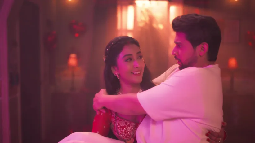 Latika Lifts Jeetu in Her Arms - Gharwali Pedwali