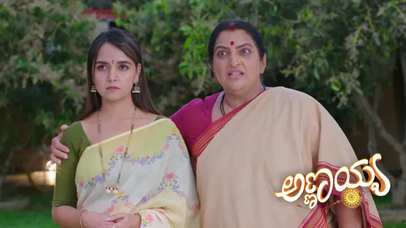 Parvathi and Sharada Threaten Veerabhadra