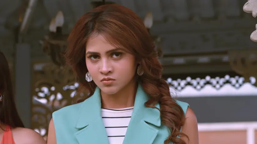 Chandrakant Gives Saru a Gift