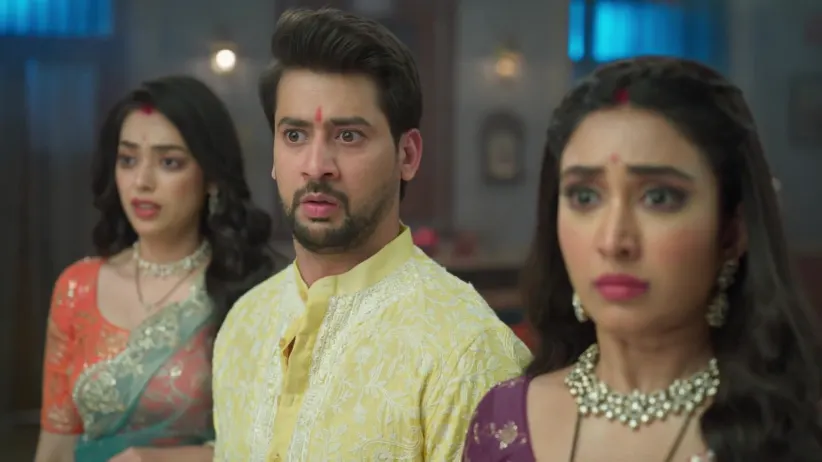 Latika Convinces Saavi that She Is a Ghost