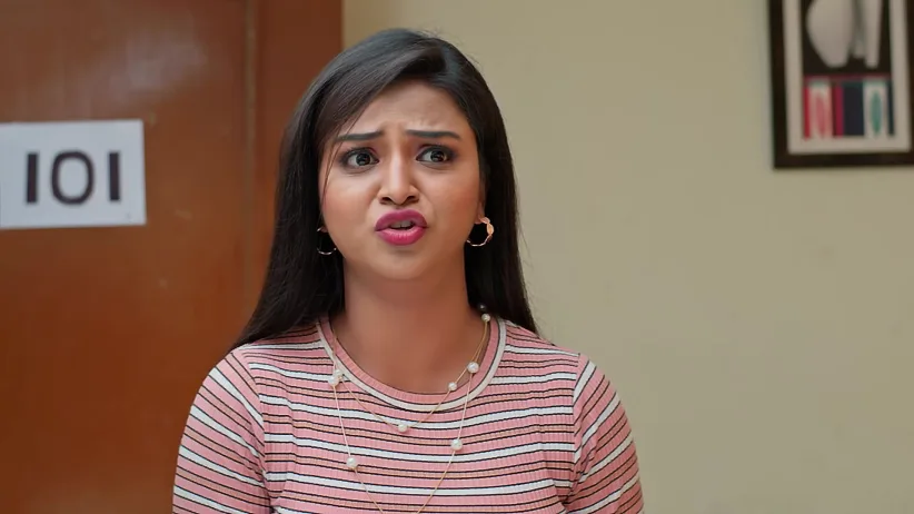 Mithra and Bhagyalakshmi Get Trapped in the Room