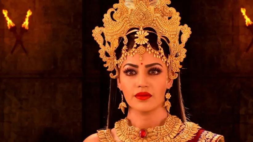 Arya doesn't trust Rudrakshmi