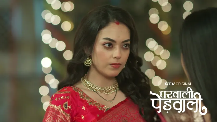 Latika Smears Colour on Jeetu