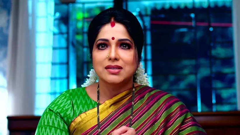 Chaitra Treats Seetharatnam’s Hand