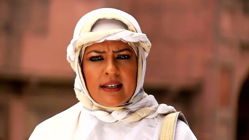 Hamida Offers Clothes to Jodha