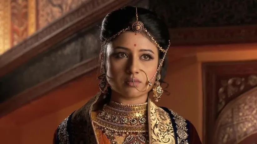 The hakim is pursued by two killers - Jodha Akbar