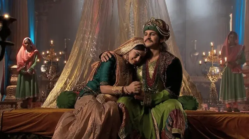 Ruqaiya suffers from a miscarriage - Jodha Akbar