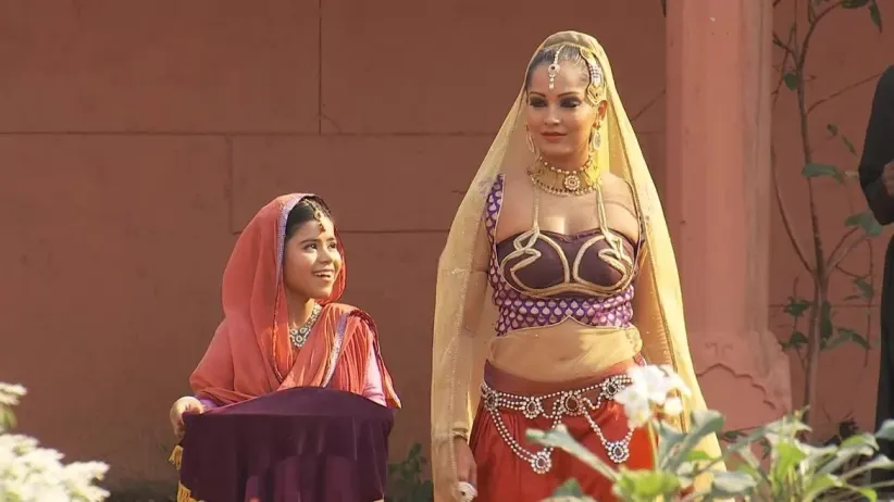 Maqsood deciphers a secret message - Jodha Akbar