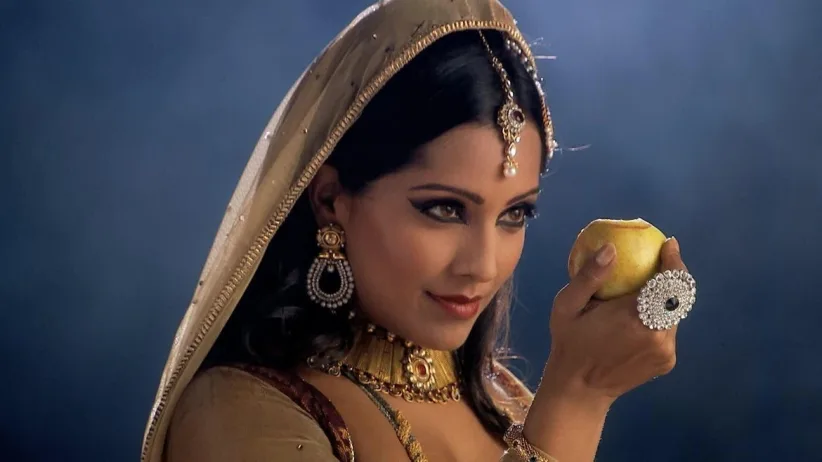 Hakim finds a dead snake - Jodha Akbar