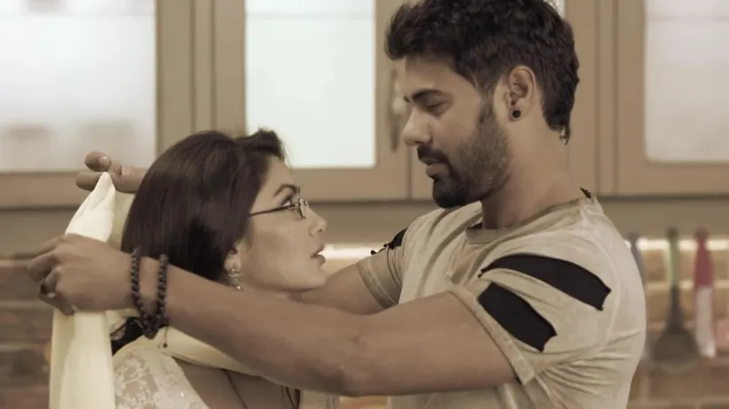 Abhi Tries Saving Pragya's Life - Kumkum Bhagya Highlights