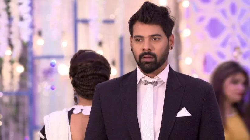 Abhi and Pragya walk away from each other - Kumkum Bhagya Highlights