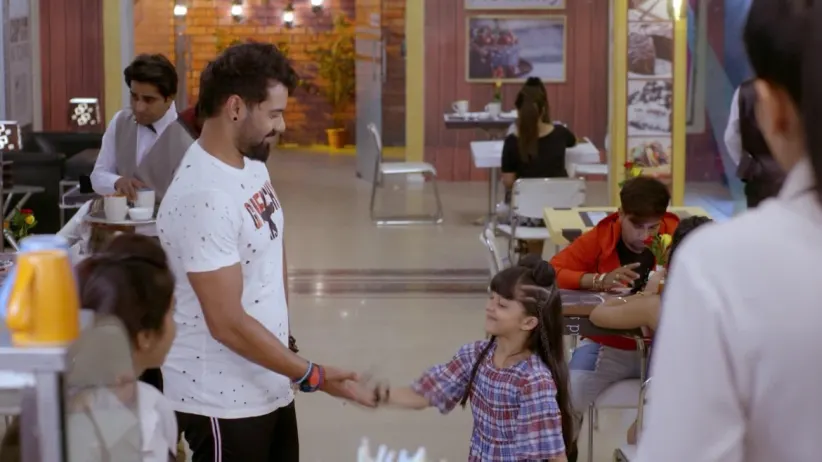 Abhi and Kiara Meet - Kumkum Bhagya Highlights