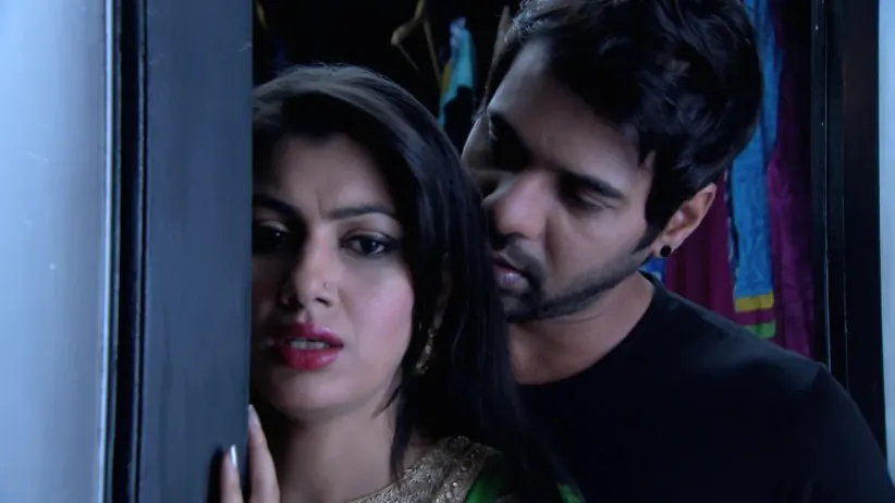 Abhi and Pragya share an intimate moment - Kumkum Bhagya Romantic Moments
