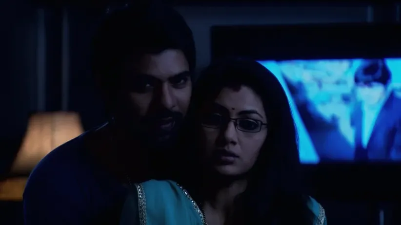 Abhi Tries To Kiss Pragya - Kumkum Bhagya Highlights