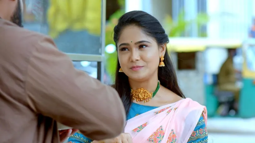 Ananya Follows Aditya and Paarvathi