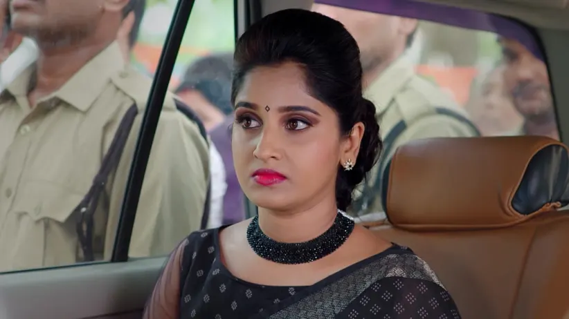 Divya Asks About Abhi