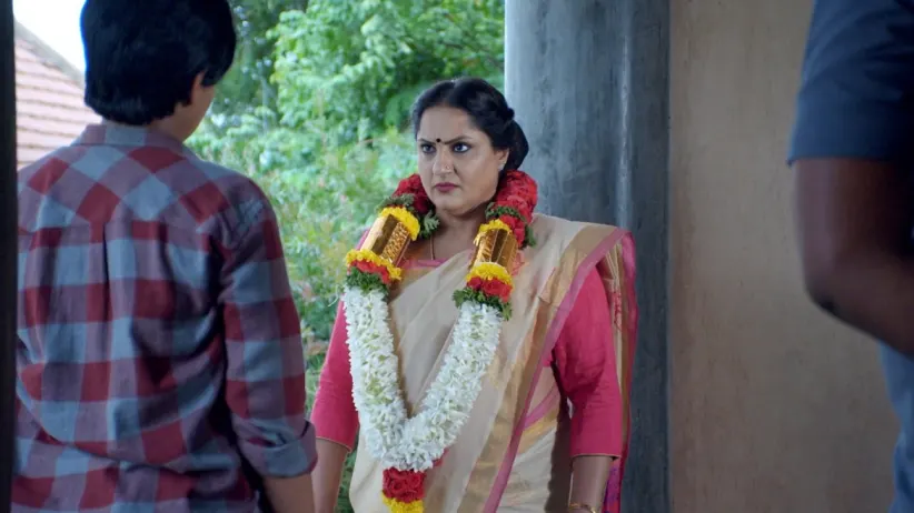 Sathya Teaches Chidagani Bai a Lesson