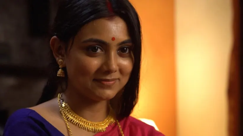 Uday Ties Rimli's Hair