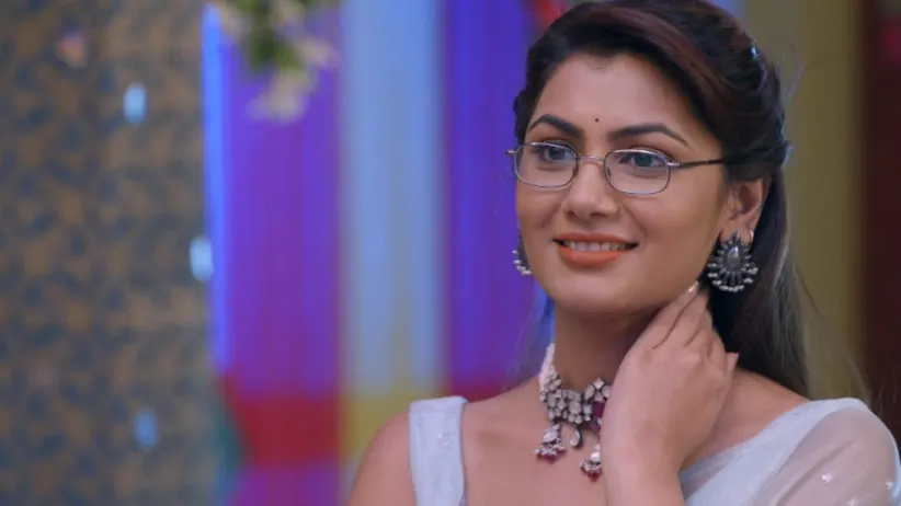 Pragya Spots Abhi