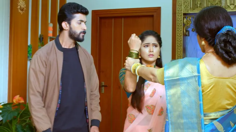 Akhila Rebukes Paarvathi