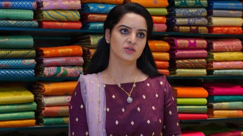 Abhi Stops Vasundhara from Falling