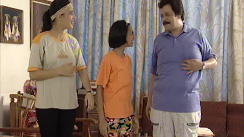 Varun and Manju eavesdrop on Manju's conversation - De Dhamal