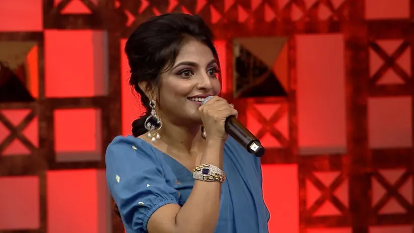 Maithili Arrives as the Chief Guest