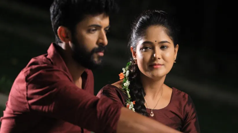 Paarvathi Kisses Aditya