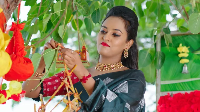 Shyama Makes a Cradle for Aishwarya