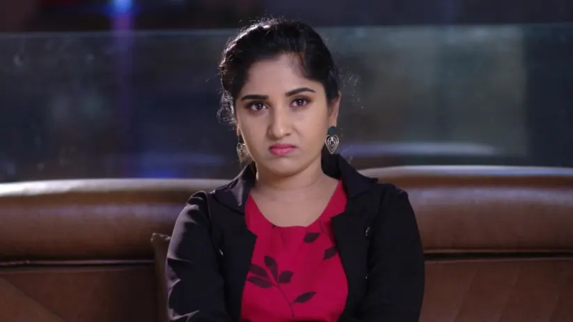 Nithya Tries to Shoot Swarupa