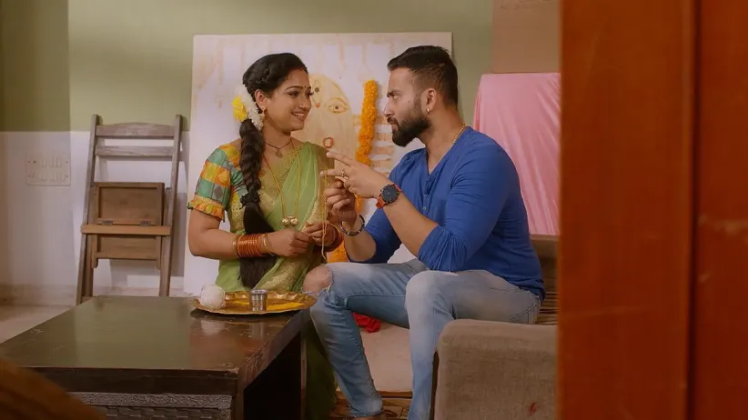 Vishal Makes the Turmeric Thread