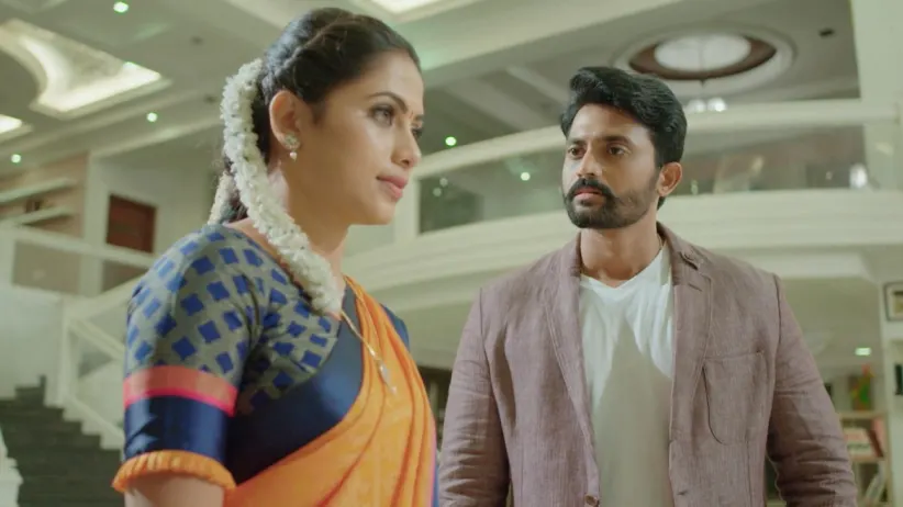 Rahul Gifts Bangles to Saraswati