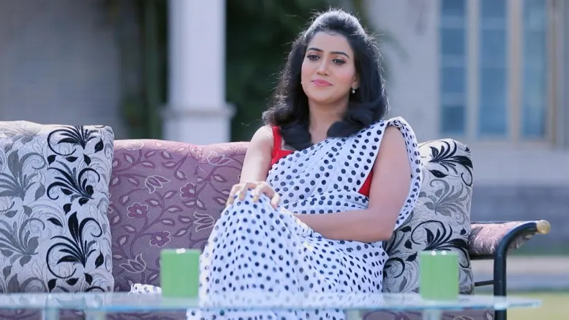 Janaki Sees Divya and Bala Together