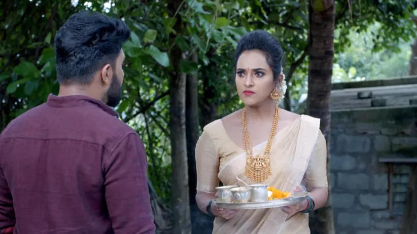 Divya Performs Karthik's 'Pada Puja'