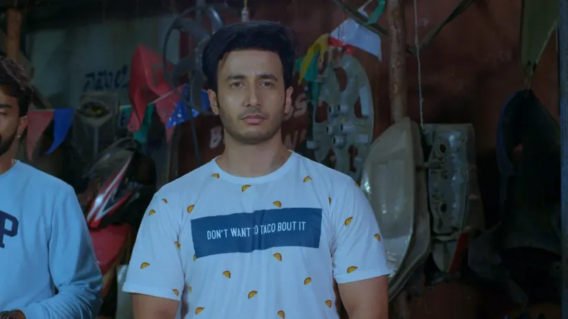 Karthik Arrives at Sathya's Garage